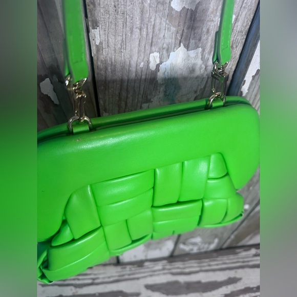 THEMOIRE’ Bios Woven Mantis Pochette in Green - Picture 7 of 12